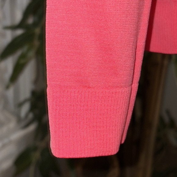 Lululemon Long Slv Pink Top with a very large but descrete logo over the front - Picture 5 of 15